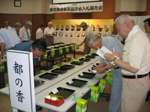 組合員による入賞茶の入札風景写真
