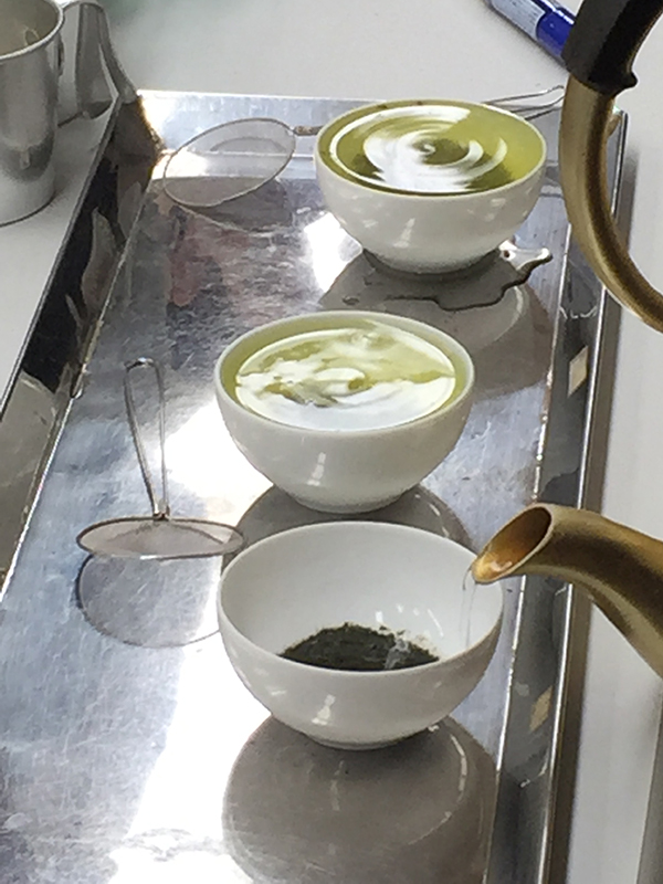 写真：茶碗に湯を注ぐ様子