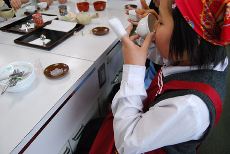 写真：お茶を味わっている生徒