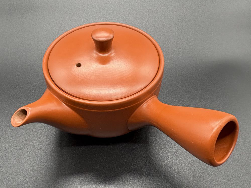 写真：H氏が愛用する小ぶりな朱泥の常滑焼急須