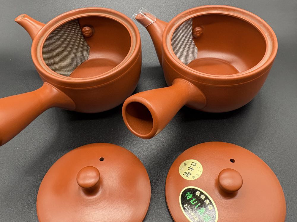 写真：H氏が愛用する朱泥の常滑焼急須の内側と茶こし
