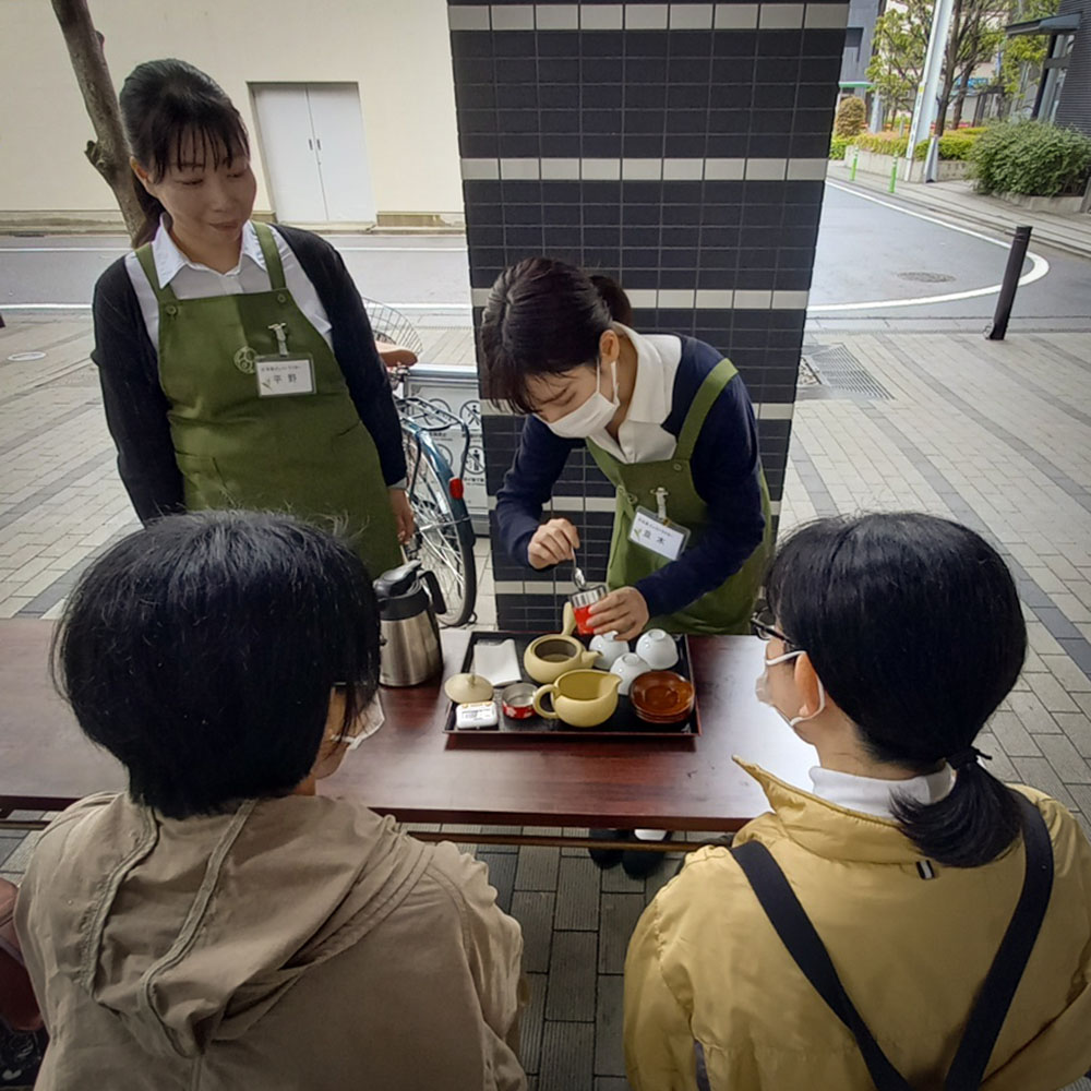 写真：お茶を淹れる日本茶インストラクター