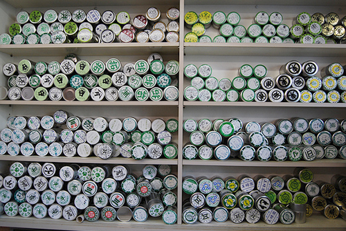 写真：見本缶のコレクション