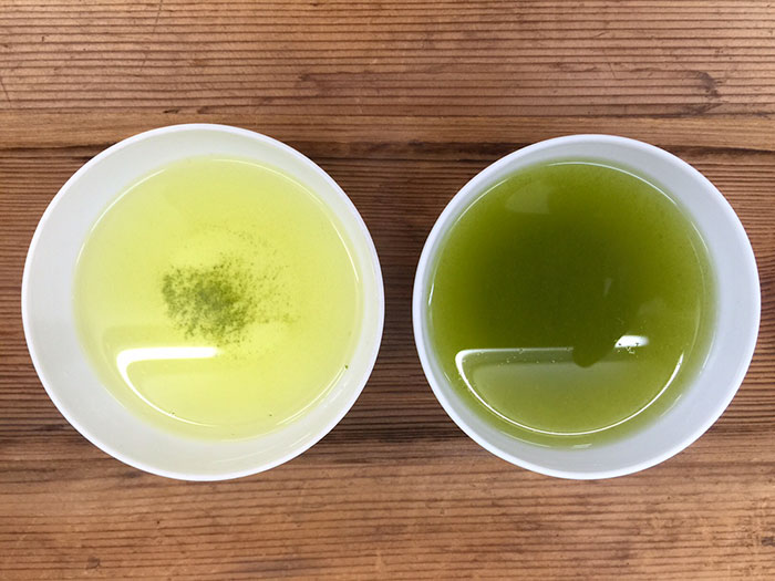 写真：普通蒸し煎茶と深蒸し煎茶の水色の違い