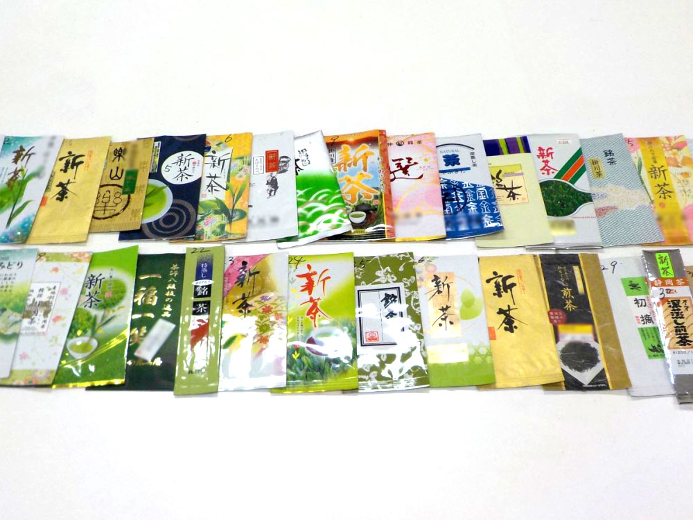 写真：並べられた煎茶の袋