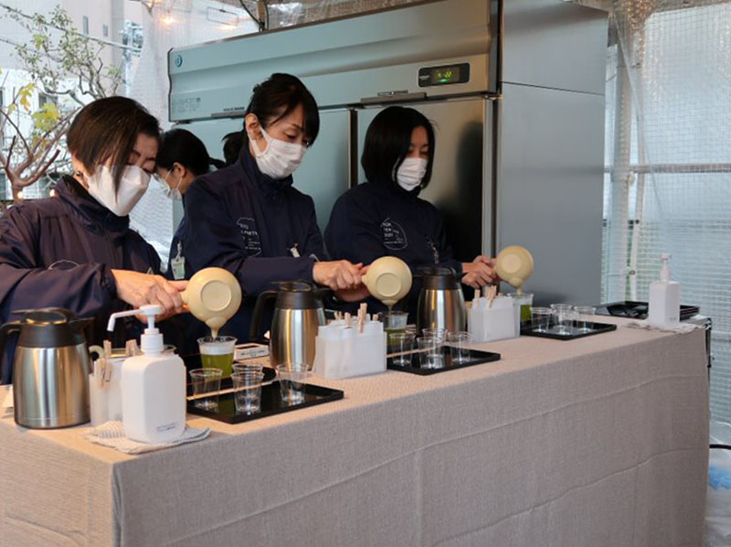 写真：お茶を淹れる日本茶インストラクター