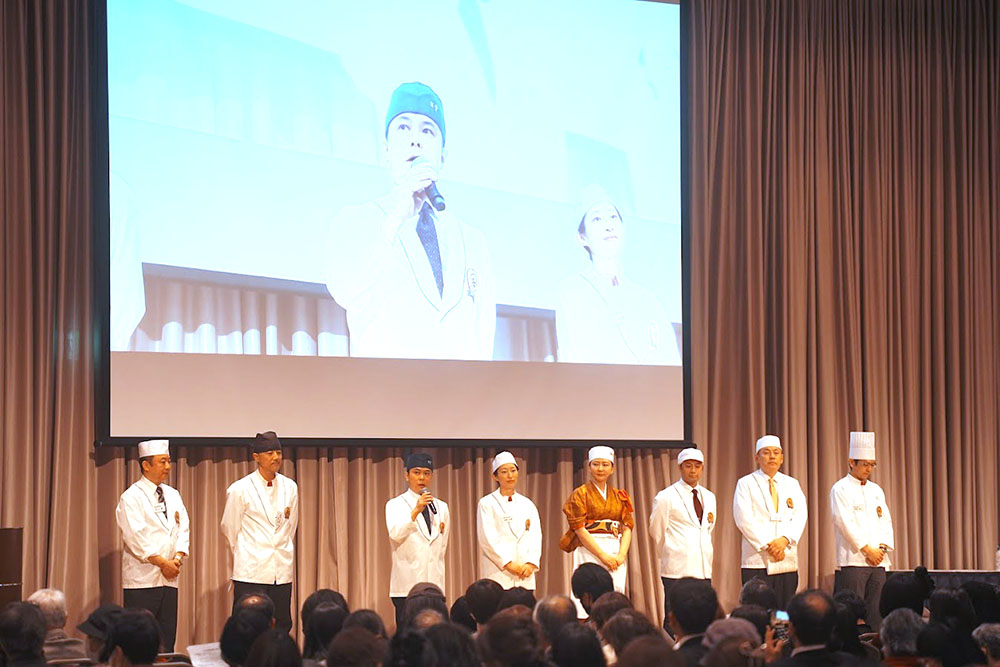 写真:壇上に並ぶ8人の職人さん