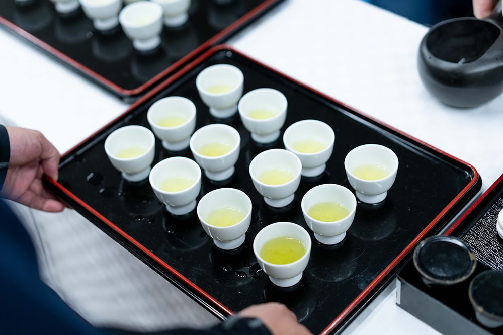 審査用の茶碗に注がれたお茶