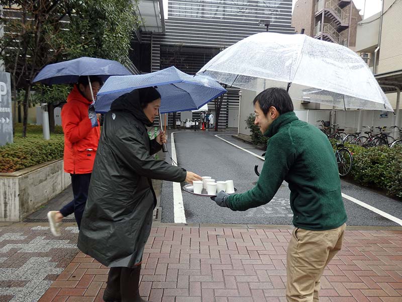写真：傘を差して呈茶